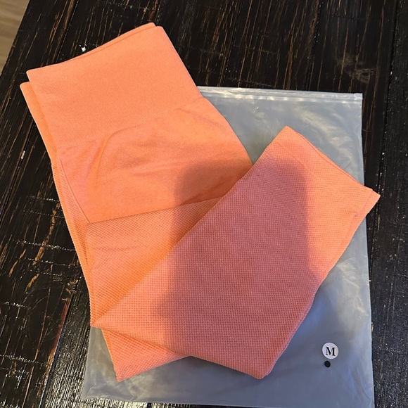 NVGTN - Peach Lift Seamless Leggings - Picture 2 of 4